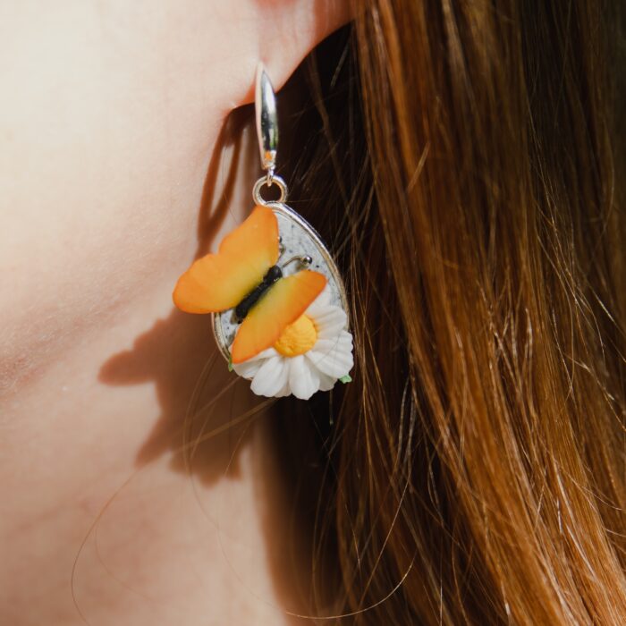 Серьги с голубыми бабочками и сиренью Изящное украшение, воплощающее хрупкую красоту весенней природы. Каждая пара серёг создана вручную из полимерной глины — с трепетным вниманием к деталям и любовью к природному совершенству.