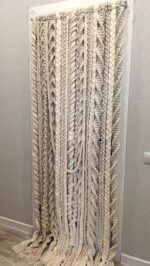 Штора (перегородка) из макраме Это изысканное интерьерное украшение в технике макраме представляет собой декоративную штору или перегородку