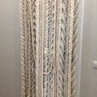 Штора (перегородка) из макраме Это изысканное интерьерное украшение в технике макраме представляет собой декоративную штору или перегородку