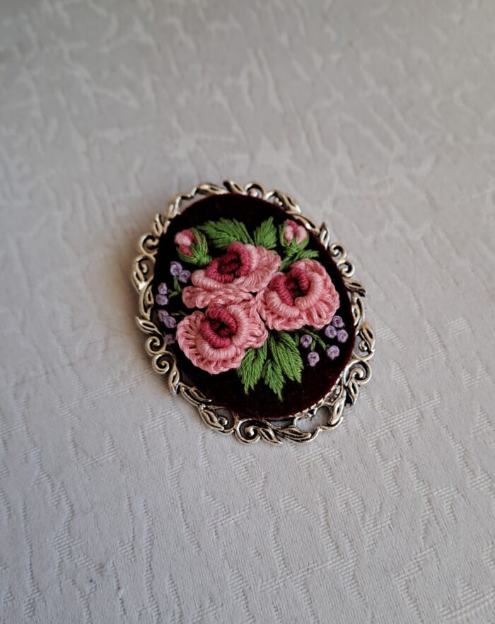 Брошь ручной работы с вышивкой — изображение 3