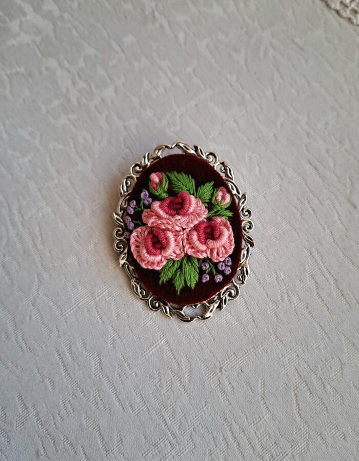 Брошь ручной работы с вышивкой — изображение 4