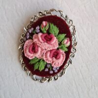Брошь ручной работы с вышивкой