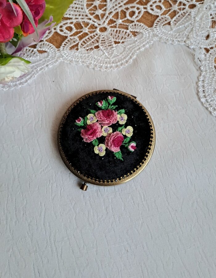 Зеркало складное карманное с вышивкой — изображение 4