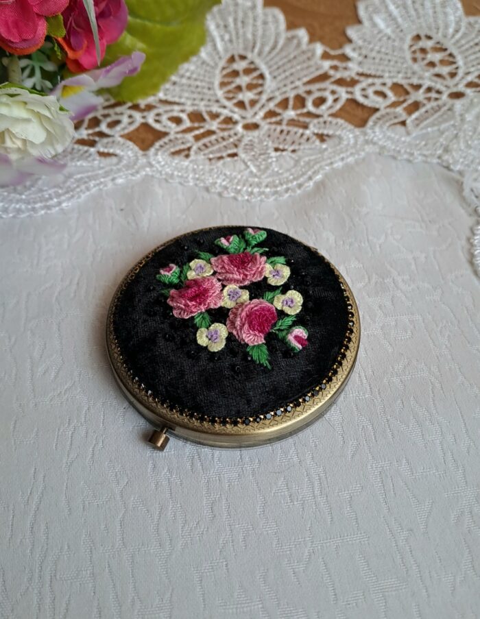 Зеркало складное карманное с вышивкой — изображение 2