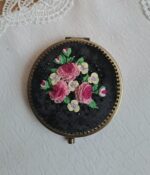Зеркало складное карманное с вышивкой — изображение 3