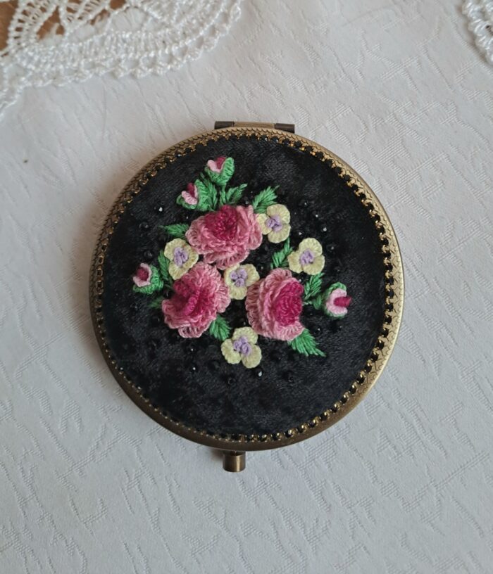 Зеркало складное карманное с вышивкой — изображение 3