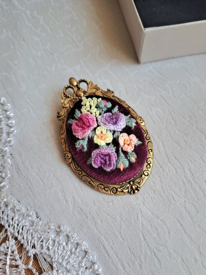 Брошь-кулон с вышивкой — изображение 4
