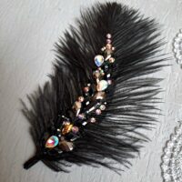 Брошь перо страуса с камнями