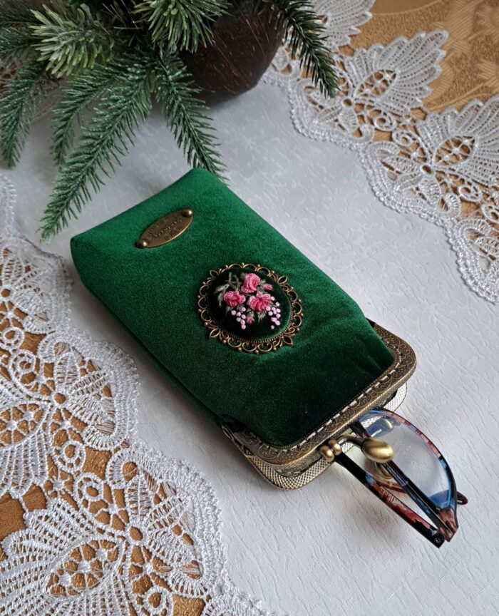 Футляр для очков на фермуаре с вышивкой, очечник в винтажном стиле — изображение 2