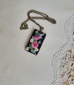 Кулон на цепочке с ручной объемной вышивкой — изображение 4