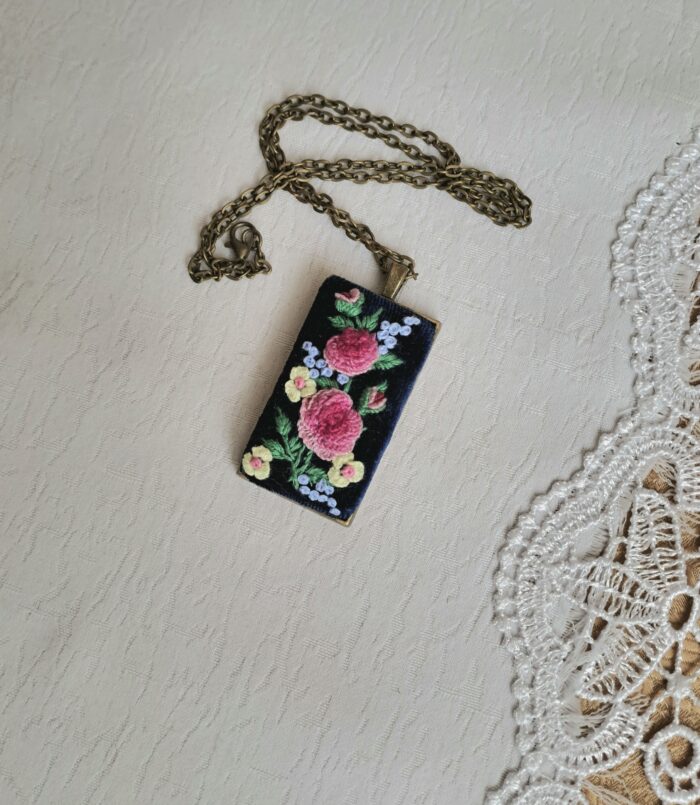 Кулон на цепочке с ручной объемной вышивкой — изображение 4