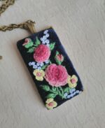 Кулон на цепочке с ручной объемной вышивкой