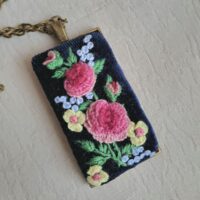 Кулон на цепочке с ручной объемной вышивкой