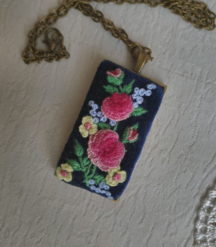 Кулон на цепочке с ручной объемной вышивкой — изображение 5