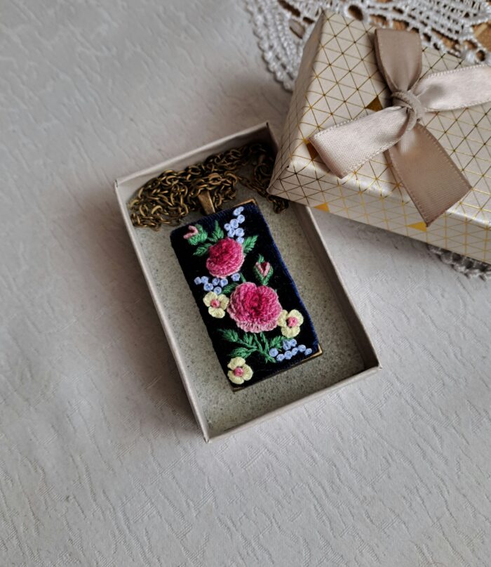 Кулон на цепочке с ручной объемной вышивкой — изображение 2