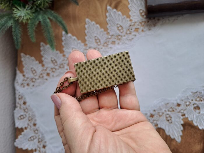 Кулон на цепочке с ручной объемной вышивкой — изображение 3