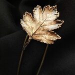 Представьте себе изящную шпильку для волос, созданную с помощью интересной техники гальванопластика. Это не просто украшение, а миниатюрное произведение искусства.