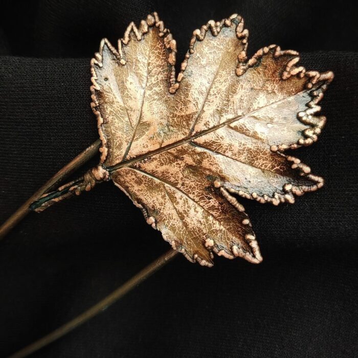 Представьте себе изящную шпильку для волос, созданную с помощью интересной техники гальванопластика. Это не просто украшение, а миниатюрное произведение искусства.