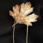 Представьте себе изящную шпильку для волос, созданную с помощью интересной техники гальванопластика. Это не просто украшение, а миниатюрное произведение искусства.