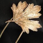 Представьте себе изящную шпильку для волос, созданную с помощью интересной техники гальванопластика. Это не просто украшение, а миниатюрное произведение искусства.