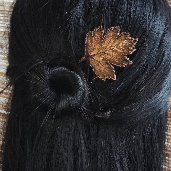 Представьте себе изящную шпильку для волос, созданную с помощью интересной техники гальванопластика. Это не просто украшение, а миниатюрное произведение искусства.