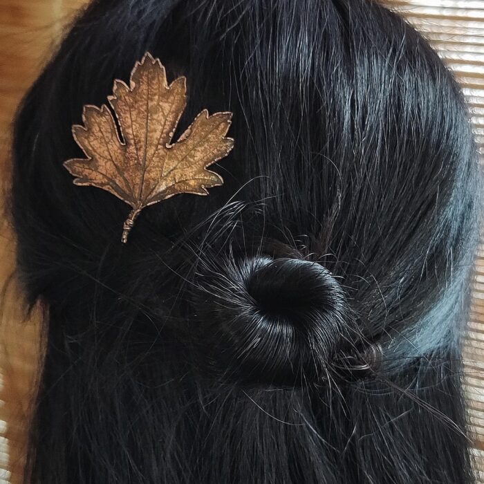 Представьте себе изящную шпильку для волос, созданную с помощью интересной техники гальванопластика. Это не просто украшение, а миниатюрное произведение искусства.