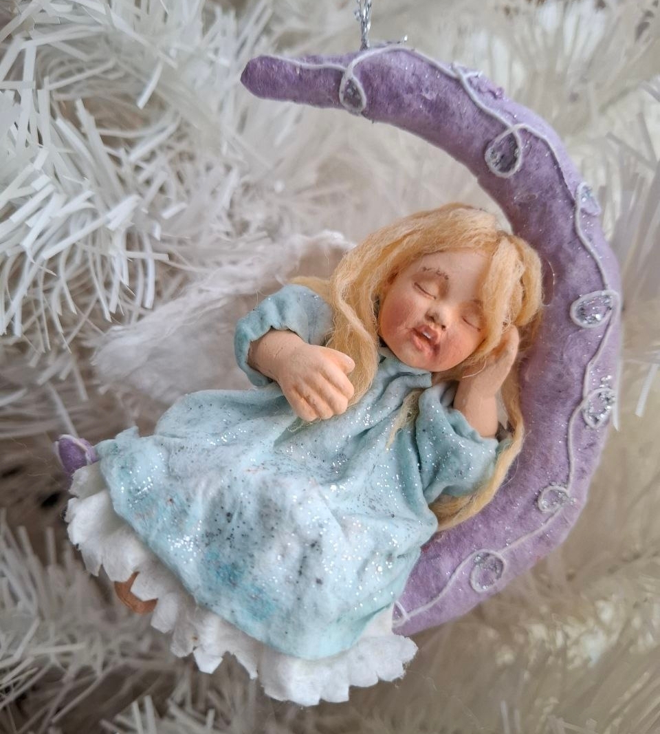 1GALhkRkTjWNHc2HU3aOQyxvYU9IZXijgbczklPN4JIkS16q9Ln1DK5199KLUmNQwHh7oQZN8gM7mxcLY41sM3hm Ватная игрушка "Сон на сиреневой луне" Интерьерная декоративная игрушка