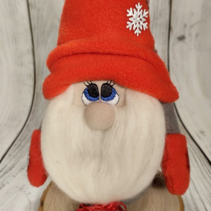 Новогодний гном - милая и уютная игрушка ручной работы, которая станет отличным украшением вашего интерьера или оригинальным подарком на Новый год.