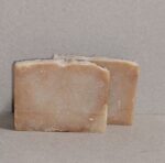 Это мыло — воплощение утончённой роскоши и природной гармонии. Каждый брусок создан вручную с особым вниманием к деталям, объединяя древние секреты ухода за кожей и поэзию закатных мгновений.