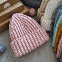 Шапка с отворотом зимняя, женская, крючком крупной вязкой