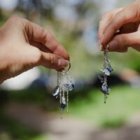 Серьги с бабочками и декоративными цепочками Изящное украшение, в котором сочетается нежность природного мотива и современный дизайн. Серьги ручной работы выполнены из качественной полимерной глины с тщательной проработкой деталей.