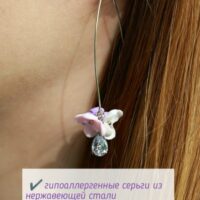 Удлинённые серьги с кристаллом и тремя цветочками сирени ручной работы из полимерной глины - это уникальное украшение, которое привлечет внимание своей красотой и оригинальностью.