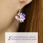 Серьги с тремя цветочками сирени ручной работы из полимерной глины - это уникальное украшение, которое привлечет внимание своей красотой и оригинальностью.