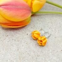 Серьги с жёлтыми тюльпанами Хотите добавить в свой образ капельку солнечного настроения? Эти очаровательные серьги с жёлтыми тюльпанами станут вашим личным источником радости — даже в самый хмурый день!