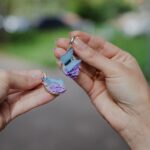 Серьги с голубыми бабочками и сиренью Изящное украшение, воплощающее хрупкую красоту весенней природы. Каждая пара серёг создана вручную из полимерной глины — с трепетным вниманием к деталям и любовью к природному совершенству.