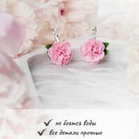 Нежные серьги с розовыми пионами из запекаемой полимерной глины украсят любой повседневный наряд. Они будут смотреться свежо, стильно, изящно. В этих невесомых серьгах вы не останетесь незамеченной.