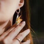 Серьги с голубыми бабочками и сиренью Изящное украшение, воплощающее хрупкую красоту весенней природы. Каждая пара серёг создана вручную из полимерной глины — с трепетным вниманием к деталям и любовью к природному совершенству.