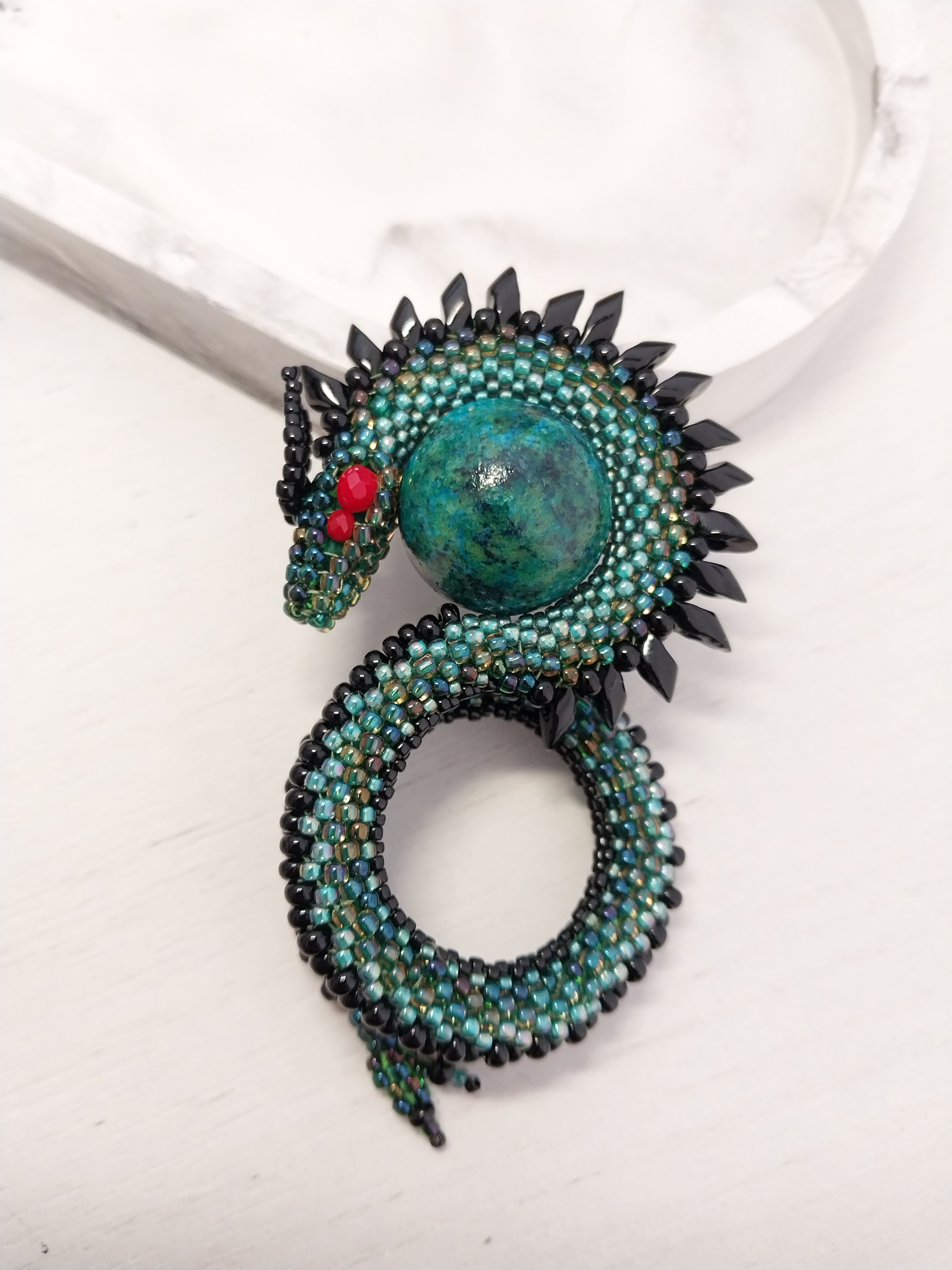 Кулон из бисера Дракон