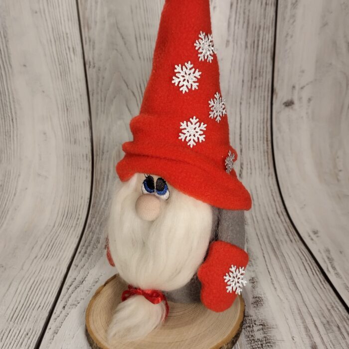 Новогодний гном - милая и уютная игрушка ручной работы, которая станет отличным украшением вашего интерьера или оригинальным подарком на Новый год