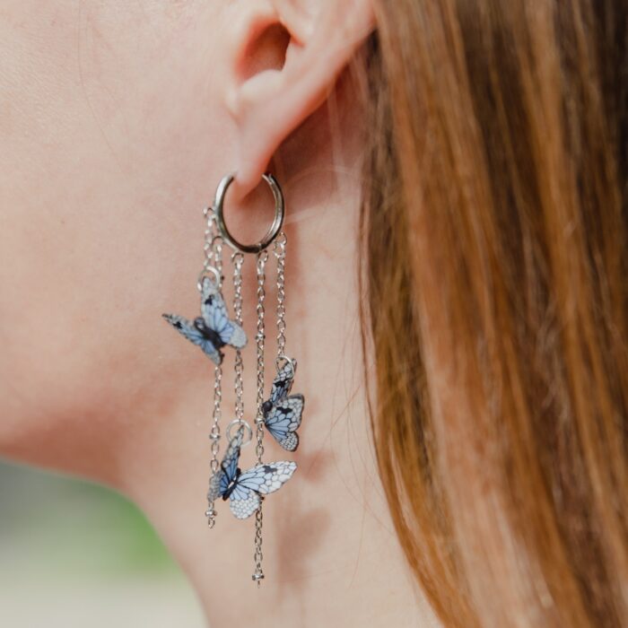 Серьги с бабочками и декоративными цепочками Изящное украшение, в котором сочетается нежность природного мотива и современный дизайн. Серьги ручной работы выполнены из качественной полимерной глины с тщательной проработкой деталей.