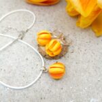 Серьги с жёлтыми тюльпанами Хотите добавить в свой образ капельку солнечного настроения? Эти очаровательные серьги с жёлтыми тюльпанами станут вашим личным источником радости — даже в самый хмурый день!