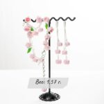 Испокон веков ландыш ассоциировался с чистотой, нежностью, верностью, любовью и самыми возвышенными чувствами. Изящные, очень нежные, невесомые и комфортные в носке удлиненные серьги с цветочками ландышей просто созданы для весеннего настроения.