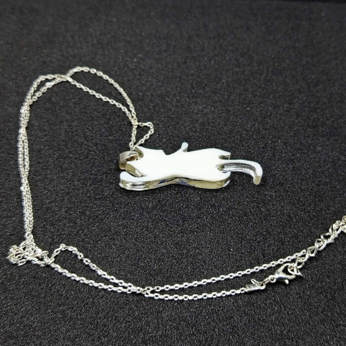 В таинственных землях Эльдариона, где магия сплетается с реальностью, был создан этот волшебный кулон в виде игривого кота. Словно сотканный из лунного света и осколков звёздного неба, он покоится на изящной серебряной цепочке, которая переливается, будто сотканная из нитей древней магии. Кот на подвеске — не просто украшение, а хранитель маленьких секретов. Его полупрозрачная фигура, созданная из эпоксидной смолы, словно застыла в прыжке, а на шерсти мерцает узор, напоминающий лепестки зачарованного цветка. Говорят, что этот узор способен менять оттенки в зависимости от настроения владельца: становится нежно-голубым, когда сердце наполнено радостью, или глубоким фиолетовым, если душа тоскует. Легенда гласит, что этот кот — дух-хранитель, призванный оберегать своего владельца от бед и невзгод. В полнолуние он оживает на мгновение, чтобы прошептать на ухо своему хозяину древние истины или предупредить о грядущей опасности. Его хвост — это нить судьбы, связывающая владельца с магией мира, а глаза хранят в себе силу видеть то, что скрыто от обычного взгляда. Этот кулон — не просто аксессуар, а талисман, который принесёт удачу, защитит от злых чар и подарит своему владельцу частичку волшебства Эльдариона. Носите его с гордостью, и пусть магия сопровождает вас во всех приключениях!