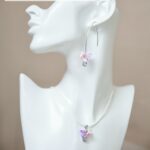 Удлинённые серьги с кристаллом и тремя цветочками сирени ручной работы из полимерной глины - это уникальное украшение, которое привлечет внимание своей красотой и оригинальностью.