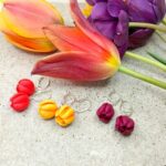 Серьги с жёлтыми тюльпанами Хотите добавить в свой образ капельку солнечного настроения? Эти очаровательные серьги с жёлтыми тюльпанами станут вашим личным источником радости — даже в самый хмурый день!