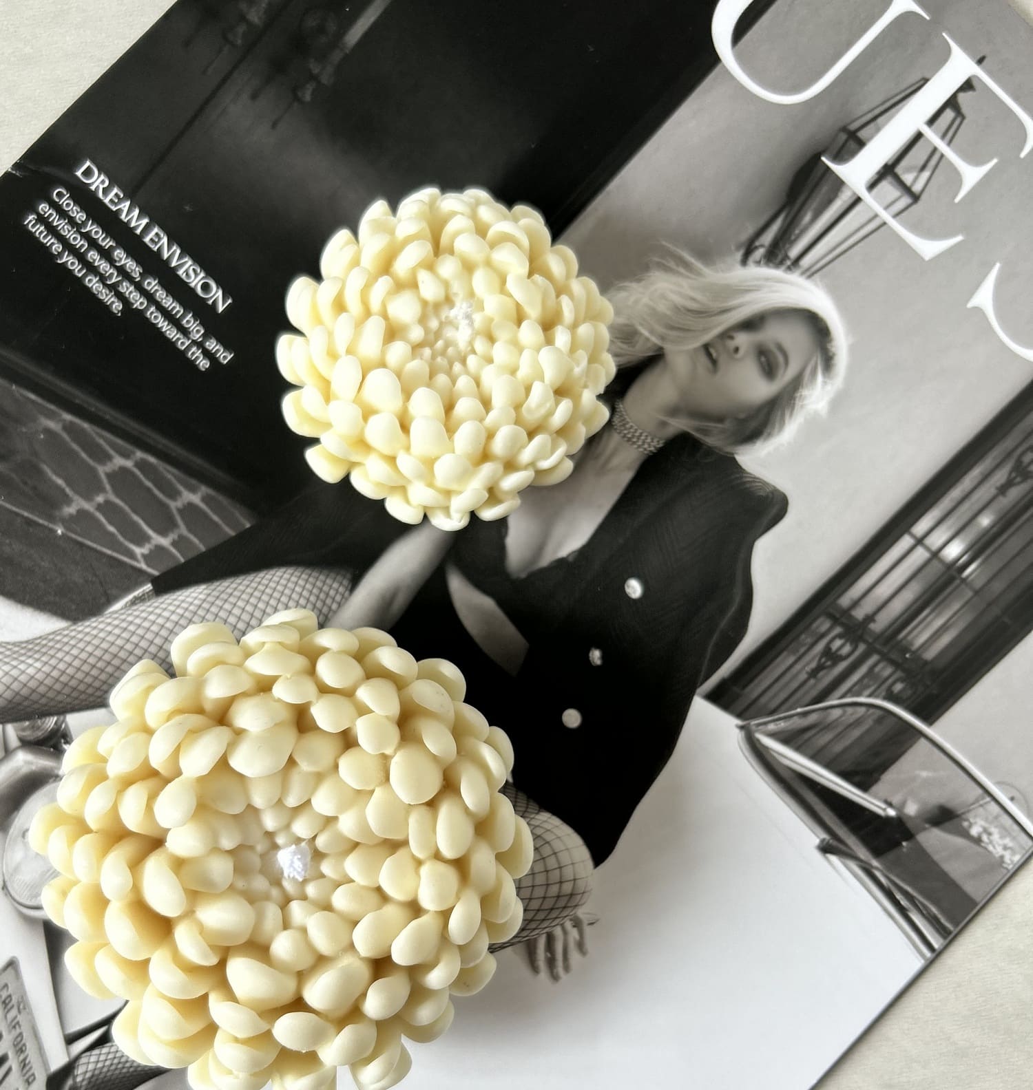 4,1,1,2 "Хризантемы" набор свечей, 2 шт, молочные — изображение 1