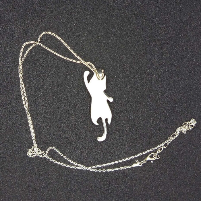 В таинственных землях Эльдариона, где магия сплетается с реальностью, был создан этот волшебный кулон в виде игривого кота. Словно сотканный из лунного света и осколков звёздного неба, он покоится на изящной серебряной цепочке, которая переливается, будто сотканная из нитей древней магии. Кот на подвеске — не просто украшение, а хранитель маленьких секретов. Его полупрозрачная фигура, созданная из эпоксидной смолы, словно застыла в прыжке, а на шерсти мерцает узор, напоминающий лепестки зачарованного цветка. Говорят, что этот узор способен менять оттенки в зависимости от настроения владельца: становится нежно-голубым, когда сердце наполнено радостью, или глубоким фиолетовым, если душа тоскует. Легенда гласит, что этот кот — дух-хранитель, призванный оберегать своего владельца от бед и невзгод. В полнолуние он оживает на мгновение, чтобы прошептать на ухо своему хозяину древние истины или предупредить о грядущей опасности. Его хвост — это нить судьбы, связывающая владельца с магией мира, а глаза хранят в себе силу видеть то, что скрыто от обычного взгляда. Этот кулон — не просто аксессуар, а талисман, который принесёт удачу, защитит от злых чар и подарит своему владельцу частичку волшебства Эльдариона. Носите его с гордостью, и пусть магия сопровождает вас во всех приключениях!