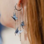 Серьги с бабочками и декоративными цепочками Изящное украшение, в котором сочетается нежность природного мотива и современный дизайн. Серьги ручной работы выполнены из качественной полимерной глины с тщательной проработкой деталей.