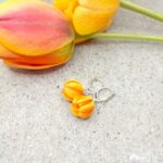 Серьги с жёлтыми тюльпанами Хотите добавить в свой образ капельку солнечного настроения? Эти очаровательные серьги с жёлтыми тюльпанами станут вашим личным источником радости — даже в самый хмурый день!