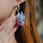 Серьги с голубыми бабочками и сиренью Изящное украшение, воплощающее хрупкую красоту весенней природы. Каждая пара серёг создана вручную из полимерной глины — с трепетным вниманием к деталям и любовью к природному совершенству.